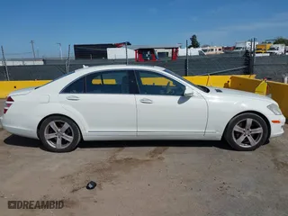 2009 Mercedes-Benz S-Class 5.5L V8 with VIN WDDNG86X29A242256, listed as a IAAI auction lot 42008977 with 195,004 mi miles. Bid and sale history available at carsss.com. Image 13.
