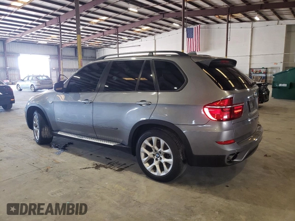 2012 BMW X5 35i z VIN 5UXZV4C5XCL767234, wystawiony jako Copart lot #64117285 z przebiegiem 187 969 mil mil oraz Czysty tytuł • Clean title. Historia ofert i sprzedaży dostępna na DreamBid. Obrazek 2.