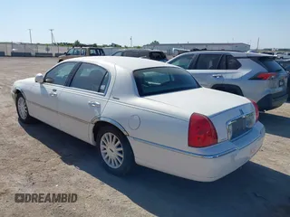 2003 Lincoln Town Car Signature z VIN 1LNHM82W03Y614572, wystawiony jako IAAI lot #42221572 z przebiegiem 170 762 mil mil oraz . Historia ofert i sprzedaży dostępna na DreamBid. Obrazek 3.