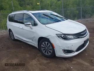 2020 Chrysler Pacifica Hybrid Limited z VIN 2C4RC1N70LR173649, wystawiony jako IAAI lot #42389536 z przebiegiem 67 602 mil mil oraz . Historia ofert i sprzedaży dostępna na DreamBid. Obrazek 1.