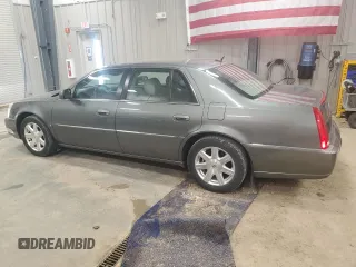 2008 Cadillac DTS 1SA z VIN 1G6KD57Y78U107110, wystawiony jako Copart lot #53548915 z przebiegiem 66 065 mil mil oraz Tytuł czysty. Historia ofert i sprzedaży dostępna na DreamBid. Obrazek 2.