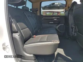 2020 Ram 1500 Laramie z VIN 1C6SRFJT5LN402007, wystawiony jako Copart lot #56427815 z przebiegiem 79 159 mil mil oraz Szkoda całkowita • Salvage title. Historia ofert i sprzedaży dostępna na DreamBid. Obrazek 10.