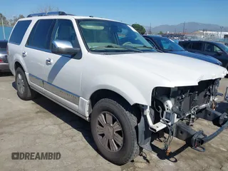 2010 Lincoln Navigator z VIN 5LMJJ2H51AEJ10906, wystawiony jako IAAI lot #41673732 z przebiegiem 199 023 mil mil oraz . Historia ofert i sprzedaży dostępna na DreamBid. Obrazek 1.
