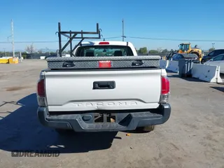 2017 Toyota Tacoma SR z VIN 5TFRX5GN8HX092723, wystawiony jako IAAI lot #41862331 z przebiegiem 114 772 mil mil oraz . Historia ofert i sprzedaży dostępna na DreamBid. Obrazek 16.