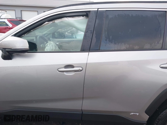 2024 Toyota RAV4 Hybrid XLE Premium z VIN 4T3B6RFV2RU151316, wystawiony jako IAAI lot #42171500 z przebiegiem 4 801 mil mil oraz . Historia ofert i sprzedaży dostępna na DreamBid. Obrazek 14.