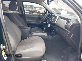 2017 Toyota Tacoma SR5 z VIN 5TFAZ5CN1HX039505, wystawiony jako IAAI lot #42175538 z przebiegiem 130 449 mil mil oraz . Historia ofert i sprzedaży dostępna na DreamBid. Obrazek 5.
