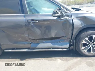 2024 Toyota Highlander LE z VIN 5TDKDRBH6RS552634, wystawiony jako IAAI lot #42086919 z przebiegiem 12 606 mil mil oraz . Historia ofert i sprzedaży dostępna na DreamBid. Obrazek 6.