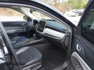 2022 Jeep Compass Latitude Lux with VIN 3C4NJDFBXNT141932, listed as a IAAI auction lot 42527878 with 29,855 mi miles and . Bid and sale history available at DreamBid. Image 5.