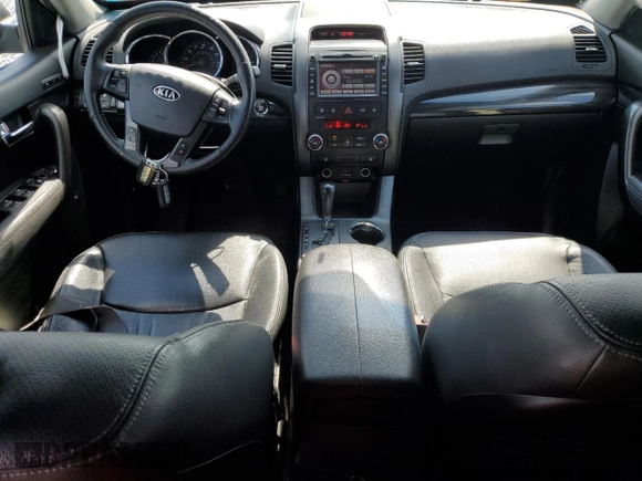 2012 Kia Sorento EX z VIN 5XYKUDA25CG305111, wystawiony jako Copart lot #54216645 z przebiegiem 111 841 mil mil oraz Szkoda całkowita • Salvage title. Historia ofert i sprzedaży dostępna na DreamBid. Obrazek 8.