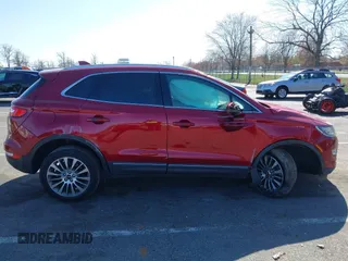 2017 Lincoln MKC Reserve z VIN 5LMCJ3D92HUL32281, wystawiony jako IAAI lot #41931033 z przebiegiem 50 683 mil mil oraz . Historia ofert i sprzedaży dostępna na DreamBid. Obrazek 13.