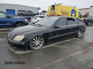 2000 Mercedes-Benz S-Class with VIN WDBNG75J3YA005323, listed as a Copart auction lot 43256085 with 0 mi miles and Salvage Title. Bid and sale history available at carsss.com. Image 1.