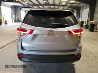 2018 Toyota Highlander LE z VIN 5TDBZRFH5JS889246, wystawiony jako Copart lot #57816195 z przebiegiem 50 747 mil mil oraz Szkoda całkowita • Salvage title. Historia ofert i sprzedaży dostępna na DreamBid. Obrazek 6.