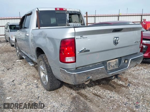2015 Ram 1500 Big Horn z VIN 3C6RR7LT8FG711548, wystawiony jako IAAI lot #42059708 z przebiegiem 181 589 mil mil oraz . Historia ofert i sprzedaży dostępna na DreamBid. Obrazek 3.