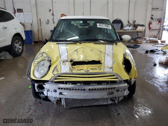 2004 MINI Cooper Hardtop S with VIN WMWRE33474TD85294, listed as a Copart auction lot 44317695 with 115,021 mi miles and Salvage Title. Bid and sale history available at carsss.com. Image 5.