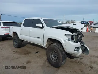 2023 Toyota Tacoma SR z VIN 3TYCZ5AN4PT107476, wystawiony jako IAAI lot #41600698 z przebiegiem Nie podano mil oraz . Historia ofert i sprzedaży dostępna na DreamBid. Obrazek 1.