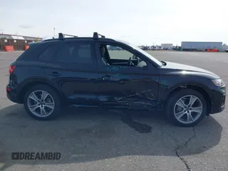 2025 Audi Q5 S line Premium z VIN WA1GAAFY9S2021963, wystawiony jako IAAI lot #41840606 z przebiegiem 6 900 mil mil oraz . Historia ofert i sprzedaży dostępna na DreamBid. Obrazek 14.