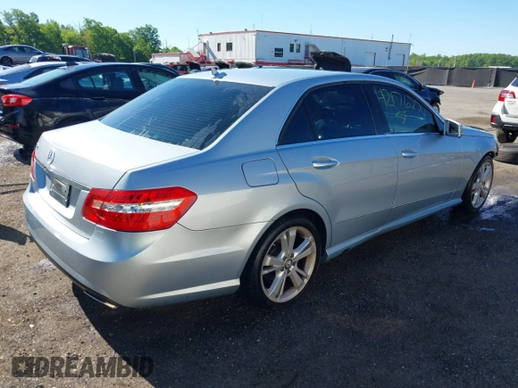 2013 Mercedes-Benz E 350 Luxury z VIN WDDHF5KB8DA670978, wystawiony jako IAAI lot #42176274 z przebiegiem 156 039 mil mil oraz . Historia ofert i sprzedaży dostępna na DreamBid. Obrazek 4.