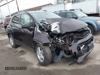2020 Chevrolet Trax LT z VIN KL7CJLSBXLB346928, wystawiony jako IAAI lot #42035809 z przebiegiem 23 674 mil mil oraz . Historia ofert i sprzedaży dostępna na DreamBid. Obrazek 1.
