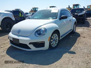 2018 Volkswagen Beetle S z VIN 3VWFD7AT4JM715004, wystawiony jako IAAI lot #41986453 z przebiegiem 76 130 mil mil oraz . Historia ofert i sprzedaży dostępna na DreamBid. Obrazek 17.