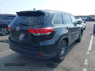 2018 Toyota Highlander SE z VIN 5TDJZRFH9JS551134, wystawiony jako IAAI lot #41904789 z przebiegiem 176 321 mil mil oraz . Historia ofert i sprzedaży dostępna na DreamBid. Obrazek 4.