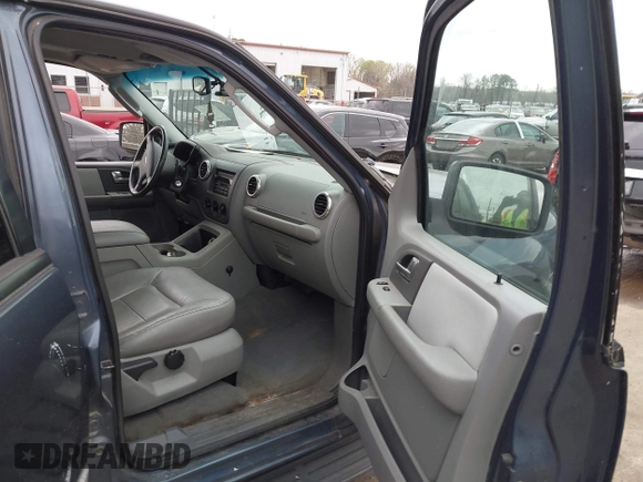 2004 Ford Expedition Special Service with VIN 1FMPU15L24LA43038, listed as a IAAI auction lot 41738454 with 238,489 mi miles. Bid and sale history available at carsss.com. Image 5.