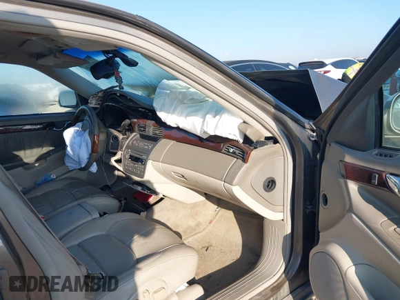 2002 Cadillac DeVille DHS z VIN 1G6KE57Y52U283531, wystawiony jako IAAI lot #41640930 z przebiegiem 94 435 mil mil oraz . Historia ofert i sprzedaży dostępna na DreamBid. Obrazek 5.