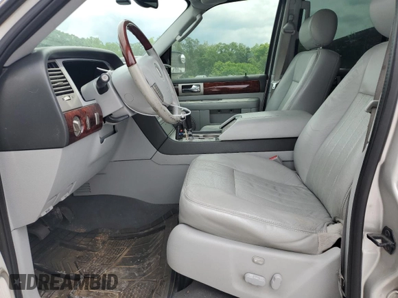 2005 Lincoln Navigator Luxury z VIN 5LMFU27505LJ05986, wystawiony jako Copart lot #54041334 z przebiegiem 169 277 mil mil oraz Szkoda całkowita • Salvage title. Historia ofert i sprzedaży dostępna na DreamBid. Obrazek 7.