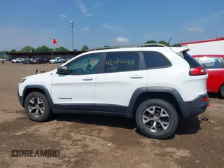 2014 Jeep Cherokee Trailhawk z VIN 1C4PJMBS0EW188976, wystawiony jako IAAI lot #42587233 z przebiegiem 191 670 mil mil oraz . Historia ofert i sprzedaży dostępna na DreamBid. Obrazek 14.