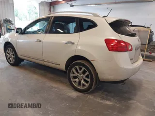 2011 Nissan Rogue S z VIN JN8AS5MV7BW256822, wystawiony jako IAAI lot #42323266 z przebiegiem 130 313 mil mil oraz . Historia ofert i sprzedaży dostępna na DreamBid. Obrazek 3.