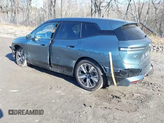 2025 BMW iX xDrive50 z VIN WB523CF09SCS94052, wystawiony jako IAAI lot #41822349 z przebiegiem 1233 mil mil oraz . Historia ofert i sprzedaży dostępna na DreamBid. Obrazek 3.