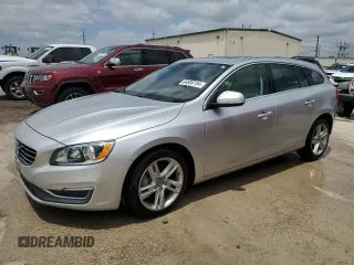 2015 Volvo V60 z VIN YV1612SC1F1191466, wystawiony jako Copart lot #64906184 z przebiegiem 89 444 mil mil oraz Szkody całkowita. Historia ofert i sprzedaży dostępna na DreamBid. Obrazek 1.