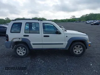 2005 Jeep Liberty Sport z VIN 1J4GK48K75W530535, wystawiony jako IAAI lot #42154934 z przebiegiem 132 637 mil mil oraz . Historia ofert i sprzedaży dostępna na DreamBid. Obrazek 14.