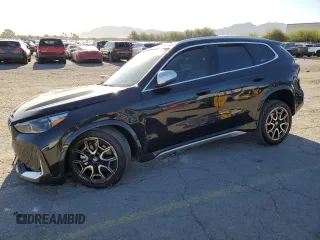2024 BMW X1 xDrive28i z VIN WBX73EF02R5Z31516, wystawiony jako Copart lot #52913595 z przebiegiem Nie podano mil oraz Szkody całkowita. Historia ofert i sprzedaży dostępna na DreamBid. Obrazek 1.