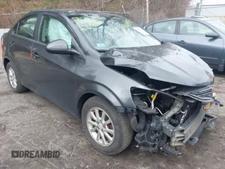 2018 Chevrolet Sonic LT z VIN 1G1JD5SG9J4123931, wystawiony jako IAAI lot #42066158 z przebiegiem 94 959 mil mil oraz . Historia ofert i sprzedaży dostępna na DreamBid. Obrazek 1.