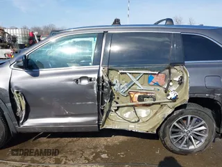 2018 Toyota Highlander SE z VIN 5TDJZRFH0JS549854, wystawiony jako IAAI lot #41771573 z przebiegiem 101 553 mil mil oraz . Historia ofert i sprzedaży dostępna na DreamBid. Obrazek 6.