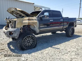 2018 GMC Sierra 2500HD Denali z VIN 1GT12UEY1JF249300, wystawiony jako Copart lot #53800975 z przebiegiem Nie podano mil oraz Szkody całkowita. Historia ofert i sprzedaży dostępna na DreamBid. Obrazek 1.
