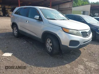 2012 Kia Sorento LX z VIN 5XYKT3A19CG290472, wystawiony jako IAAI lot #42363837 z przebiegiem 134 462 mil mil oraz . Historia ofert i sprzedaży dostępna na DreamBid. Obrazek 1.
