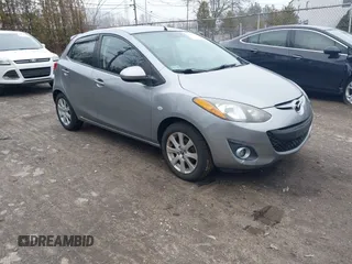2013 Mazda 2 Touring z VIN JM1DE1LY9D0161043, wystawiony jako IAAI lot #41723232 z przebiegiem 126 696 mil mil oraz . Historia ofert i sprzedaży dostępna na DreamBid. Obrazek 1.