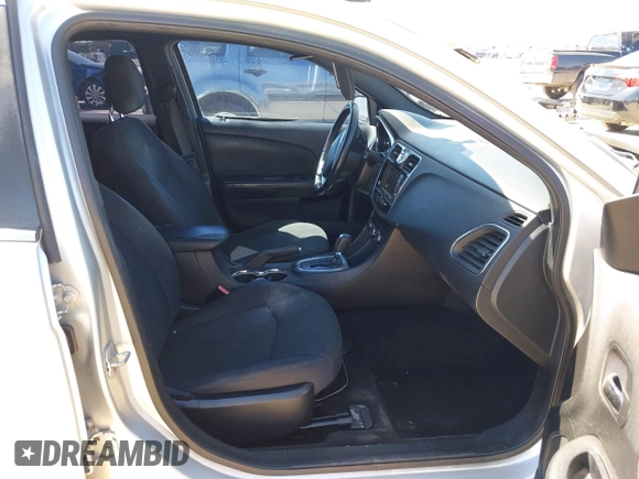 2012 Chrysler 200 Touring z VIN 1C3CCBBB1CN206356, wystawiony jako IAAI lot #41599679 z przebiegiem 286 239 mil mil oraz . Historia ofert i sprzedaży dostępna na DreamBid. Obrazek 5.
