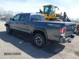 2022 Toyota Tacoma SR5 z VIN 3TMDZ5BN7NM140340, wystawiony jako IAAI lot #42060227 z przebiegiem 25 992 mil mil oraz . Historia ofert i sprzedaży dostępna na DreamBid. Obrazek 3.