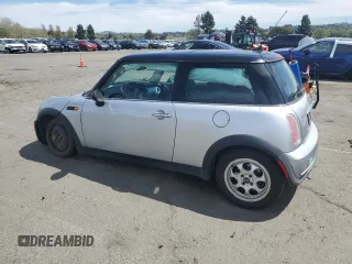 2005 MINI Hardtop z VIN WMWRC33405TJ64270, wystawiony jako Copart lot #52730515 z przebiegiem 99 702 mil mil oraz Szkoda całkowita • Salvage title. Historia ofert i sprzedaży dostępna na DreamBid. Obrazek 2.