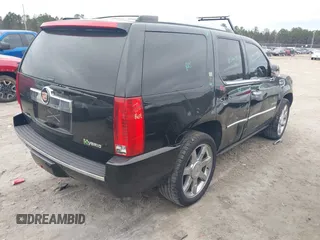 2013 Cadillac Escalade z VIN 1GYS4EEJXDR123523, wystawiony jako IAAI lot #41297183 z przebiegiem 98 248 mil mil oraz . Historia ofert i sprzedaży dostępna na DreamBid. Obrazek 4.