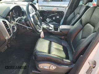 2017 Porsche Cayenne z VIN WP1AA2A23HKA80342, wystawiony jako Copart lot #60908035 z przebiegiem 61 583 mil mil oraz Szkoda całkowita • Salvage title. Historia ofert i sprzedaży dostępna na DreamBid. Obrazek 7.