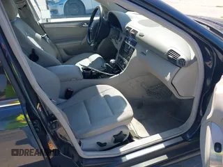 2005 Mercedes-Benz C 230 Kompressor z VIN WDBRF40J35F710180, wystawiony jako IAAI lot #42733063 z przebiegiem 116 202 mil mil oraz . Historia ofert i sprzedaży dostępna na DreamBid. Obrazek 5.