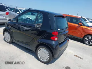 2015 Smart fortwo Passion z VIN WMEEJ3BA9FK805052, wystawiony jako IAAI lot #42522066 z przebiegiem 101 506 mil mil oraz . Historia ofert i sprzedaży dostępna na DreamBid. Obrazek 3.