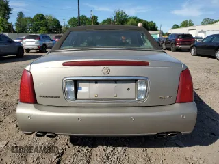 2001 Cadillac DeVille DHS z VIN 1G6KE57Y21U250470, wystawiony jako Copart lot #57334785 z przebiegiem 66 703 mil mil oraz Tytuł czysty. Historia ofert i sprzedaży dostępna na DreamBid. Obrazek 6.