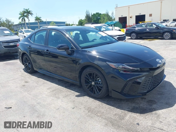 2025 Toyota Camry LE z VIN 4T1DAACK0SU024677, wystawiony jako IAAI lot #42468532 z przebiegiem 21 937 mil mil oraz . Historia ofert i sprzedaży dostępna na DreamBid. Obrazek 1.
