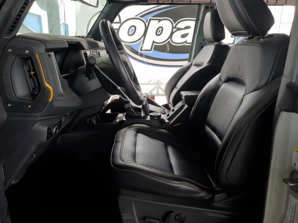 2024 Ford Bronco Badlands z VIN 1FMEE9BP5RLA42032, wystawiony jako Copart lot #60283315 z przebiegiem 4 081 mil mil oraz Szkoda całkowita • Salvage title. Historia ofert i sprzedaży dostępna na DreamBid. Obrazek 7.