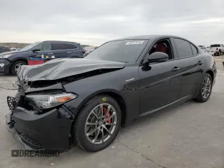 2023 Alfa Romeo Giulia Veloce z VIN ZARFAMBN7P7669364, wystawiony jako Copart lot #84547514 z przebiegiem Nie podano mil oraz Szkody całkowita. Historia ofert i sprzedaży dostępna na DreamBid. Obrazek 1.