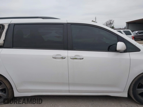 2018 Toyota Sienna SE with VIN 5TDXZ3DC3JS910458, listed as a IAAI auction lot 40980174 with 133,139 mi miles and . Bid and sale history available at DreamBid. Image 13.